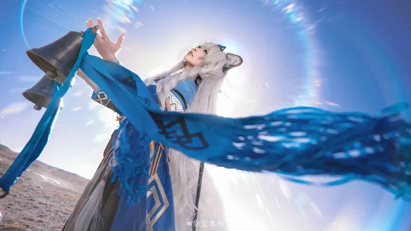 《明日方舟》圣聆初雪cosplay展示