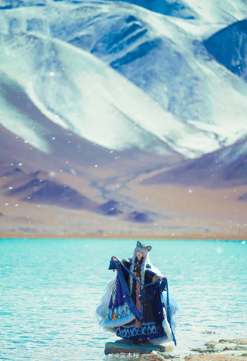 《明日方舟》圣聆初雪cosplay展示