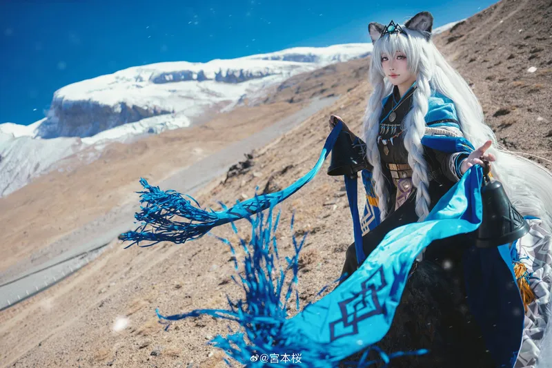 《明日方舟》圣聆初雪cosplay展示