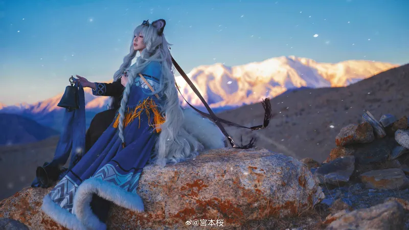 《明日方舟》圣聆初雪cosplay展示