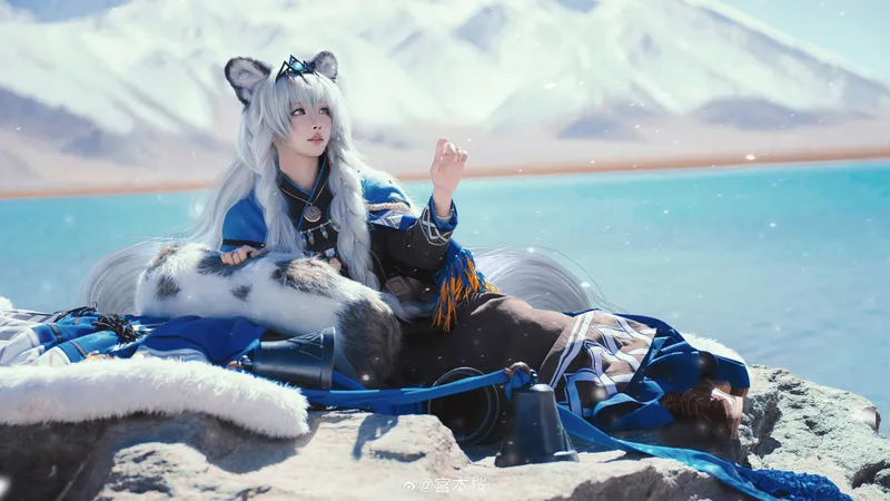 《明日方舟》圣聆初雪cosplay展示