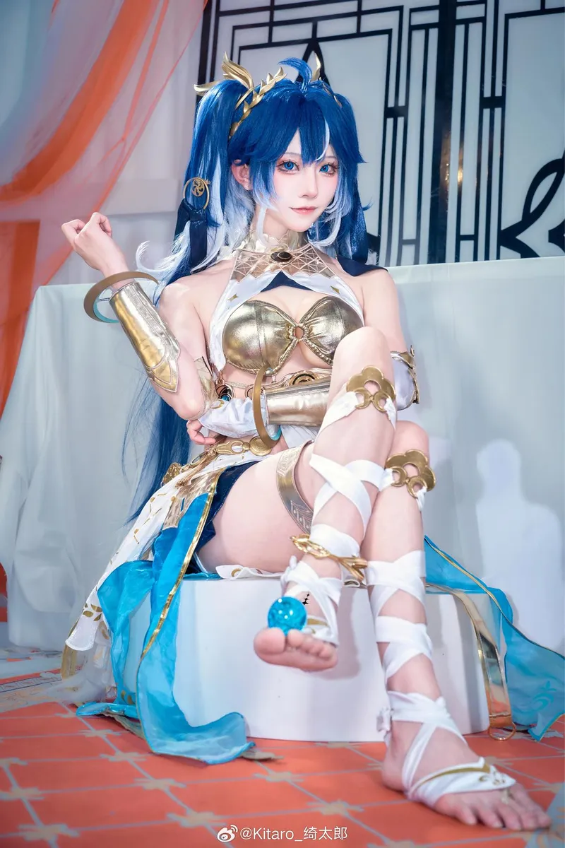 《鸣潮》尤诺Cosplay展示