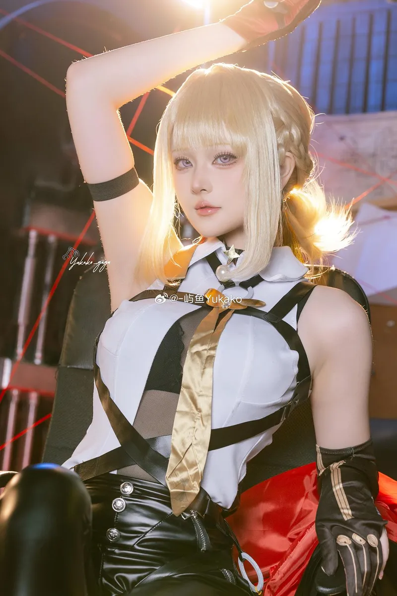 《绝区零》伊芙琳Cosplay展示