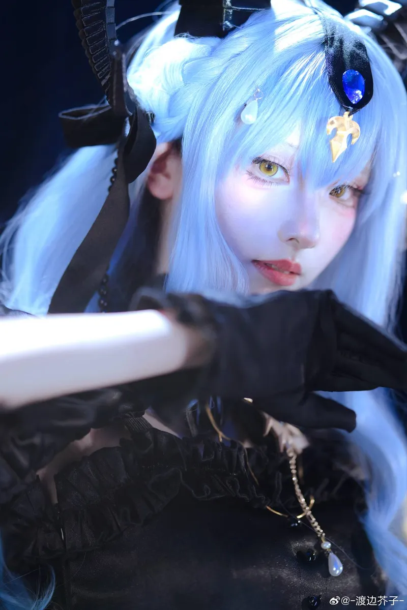 《明日方舟》丰川祥子cosplay妆造与灯光氛围展示