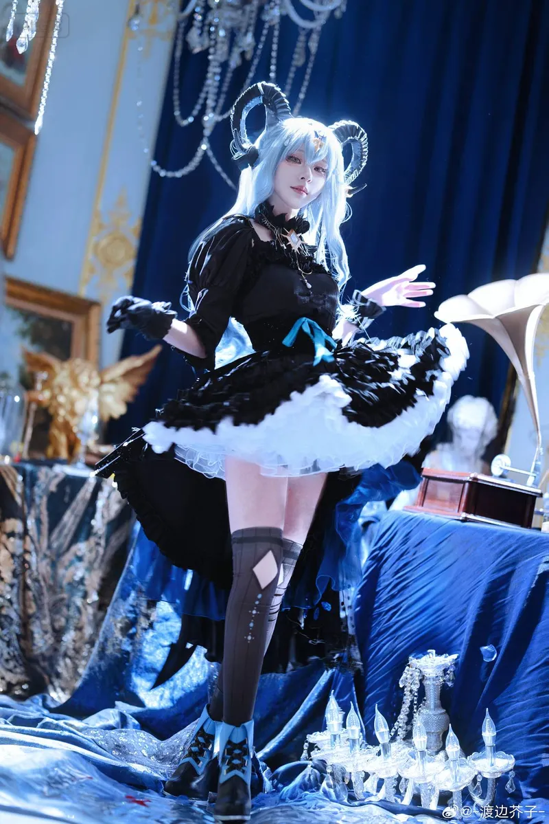 《明日方舟》丰川祥子cosplay妆造与灯光氛围展示