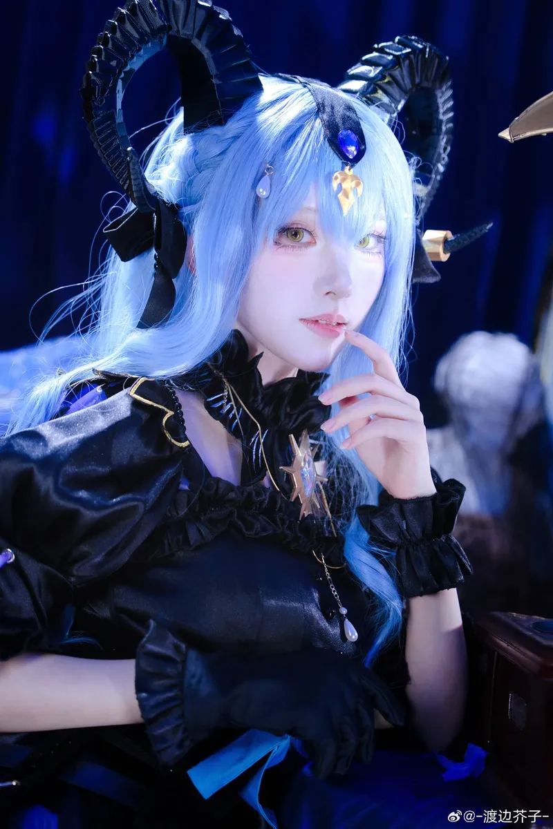 《明日方舟》丰川祥子cosplay妆造与灯光氛围展示