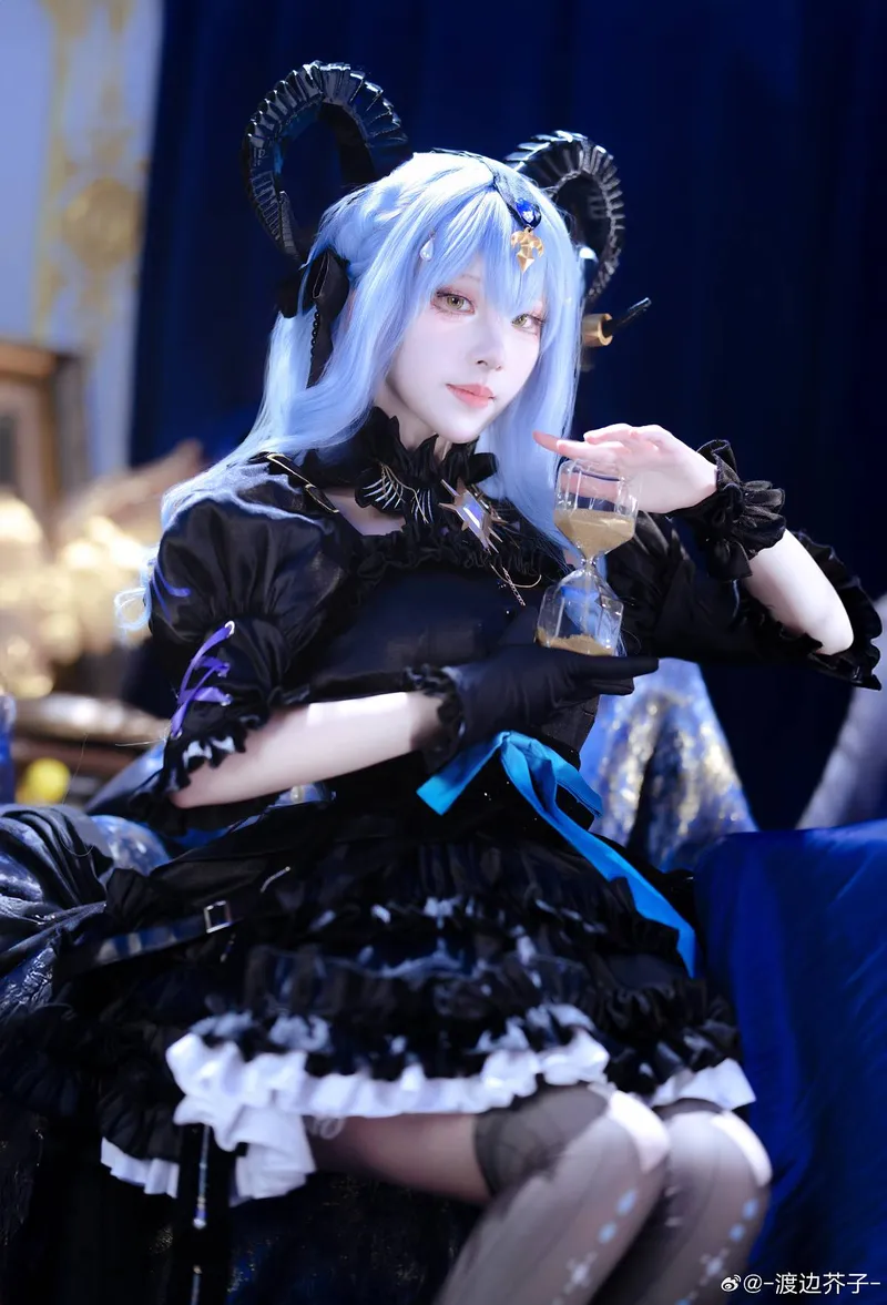 《明日方舟》丰川祥子cosplay妆造与灯光氛围展示