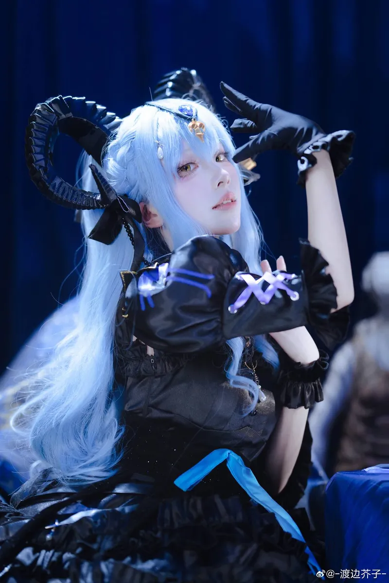 《明日方舟》丰川祥子cosplay妆造与灯光氛围展示