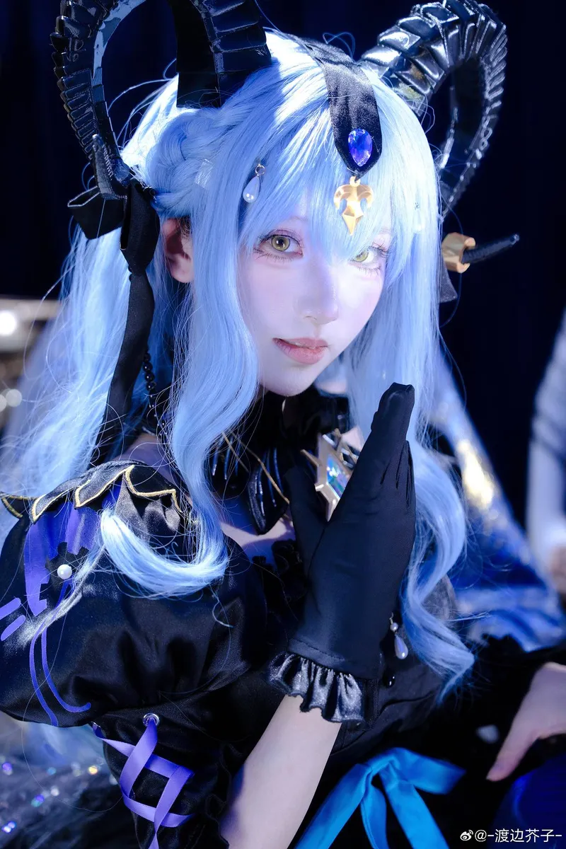 《明日方舟》丰川祥子cosplay妆造与灯光氛围展示