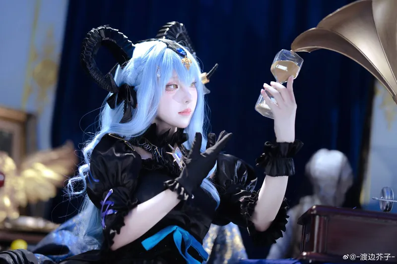 《明日方舟》丰川祥子cosplay妆造与灯光氛围展示