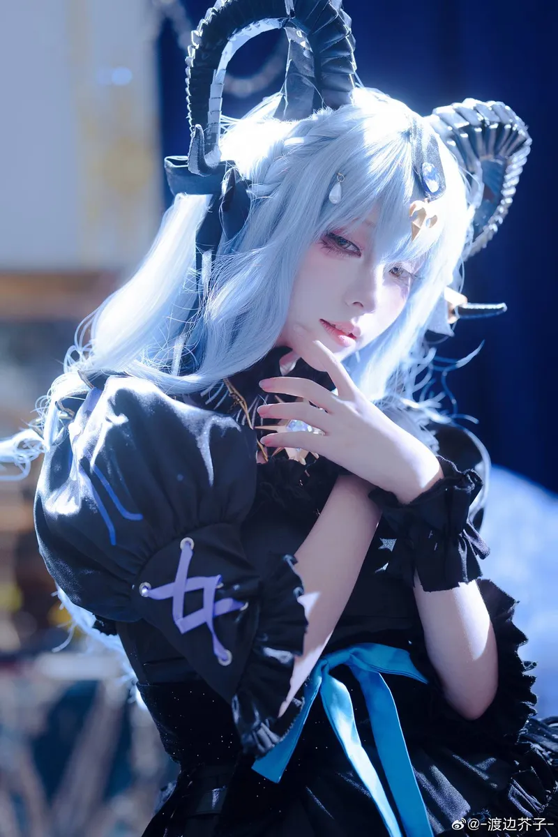 《明日方舟》丰川祥子cosplay妆造与灯光氛围展示