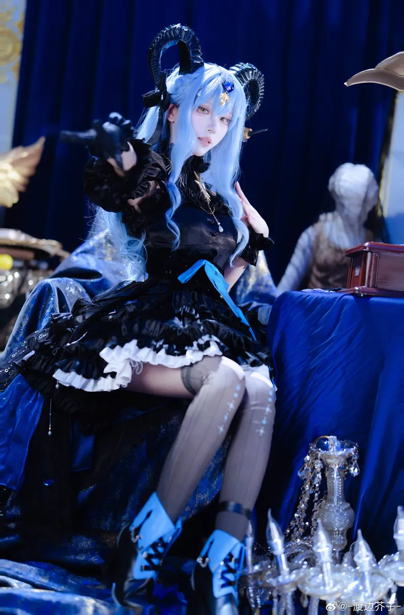 《明日方舟》丰川祥子cosplay妆造与灯光氛围展示