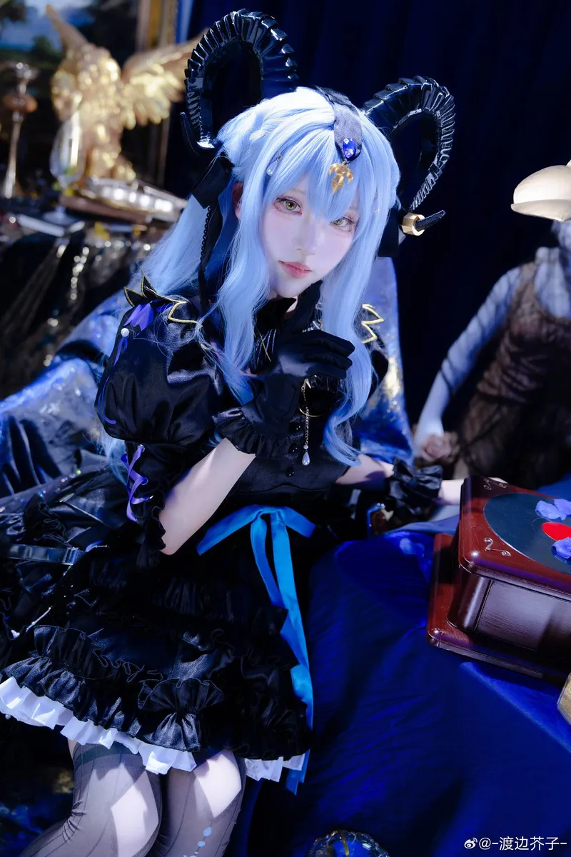《明日方舟》丰川祥子cosplay妆造与灯光氛围展示