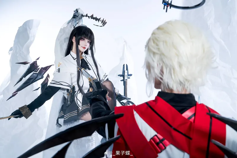 《明日方舟》阿尔图罗cosplay展示