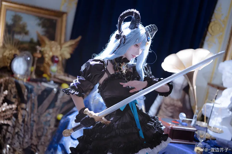 《明日方舟》丰川祥子cosplay妆造与灯光氛围展示