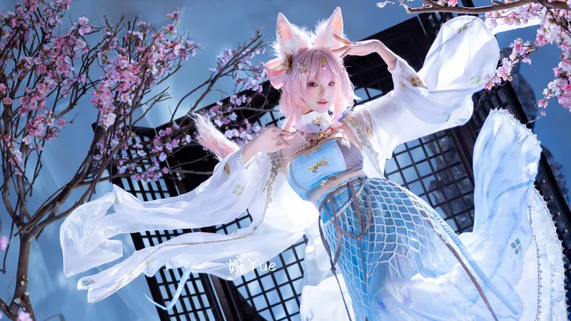 《明日方舟》鸿雪Cosplay展示