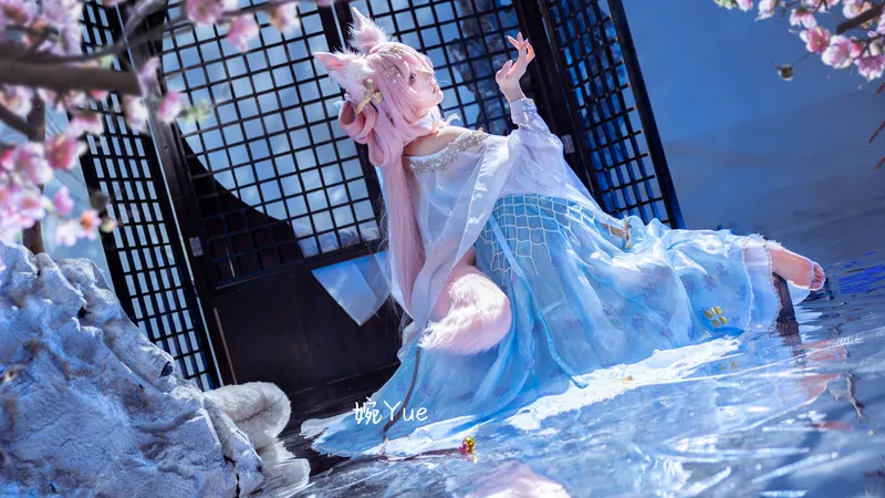 《明日方舟》鸿雪Cosplay展示