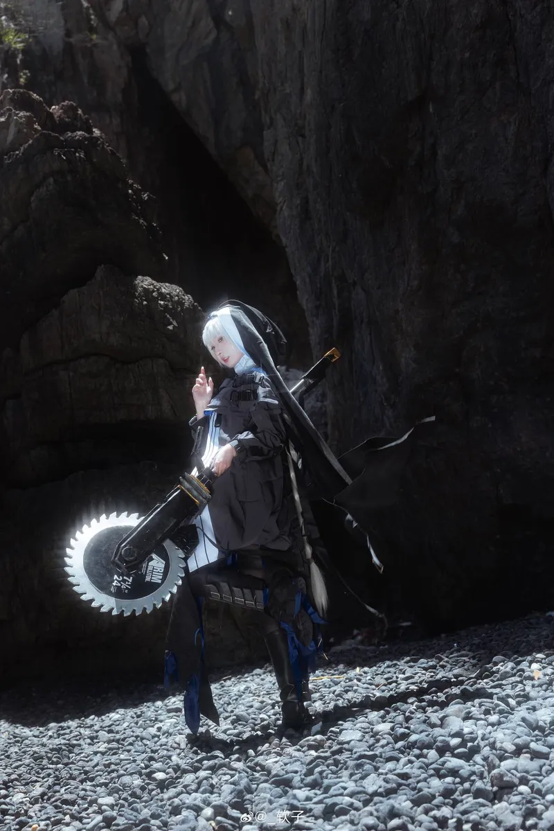 《明日方舟》幽灵鲨海边Cosplay展示