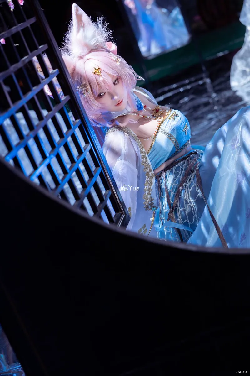 《明日方舟》鸿雪Cosplay展示