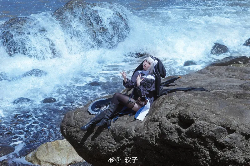 《明日方舟》幽灵鲨海边Cosplay展示