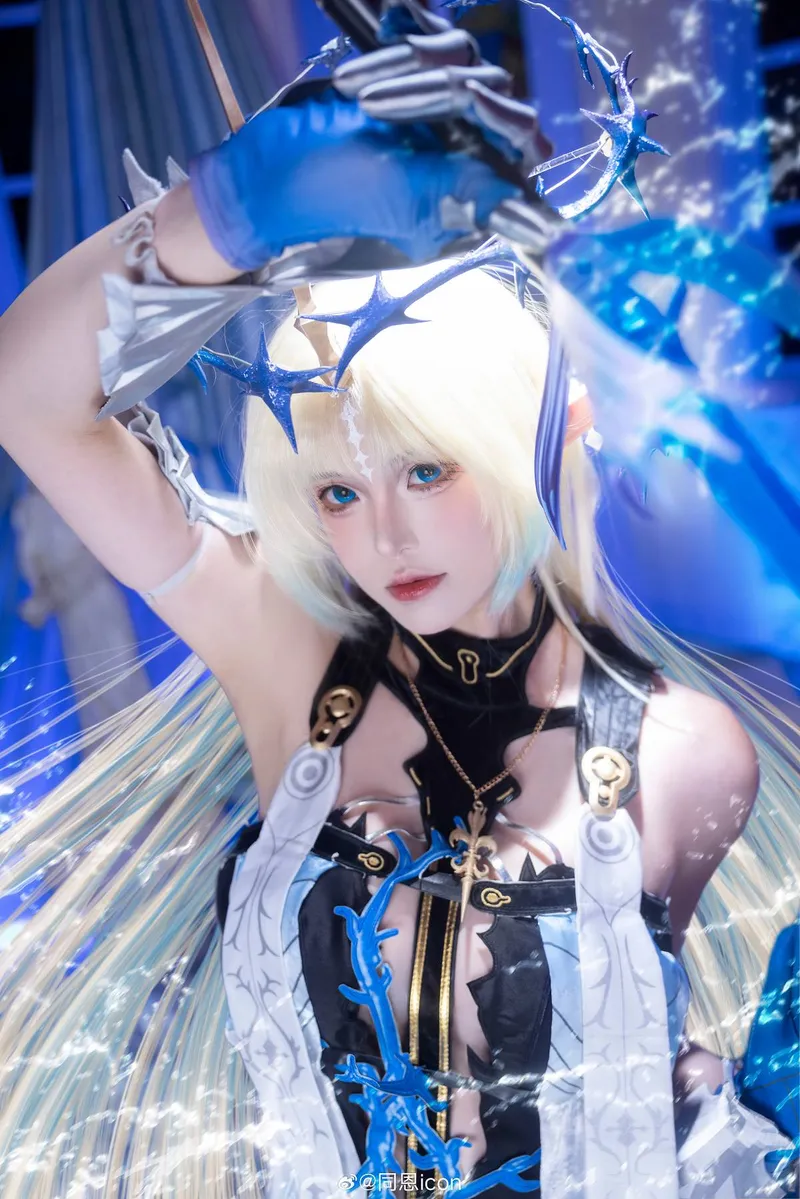 《鸣潮》芙露德莉斯cosplay展示