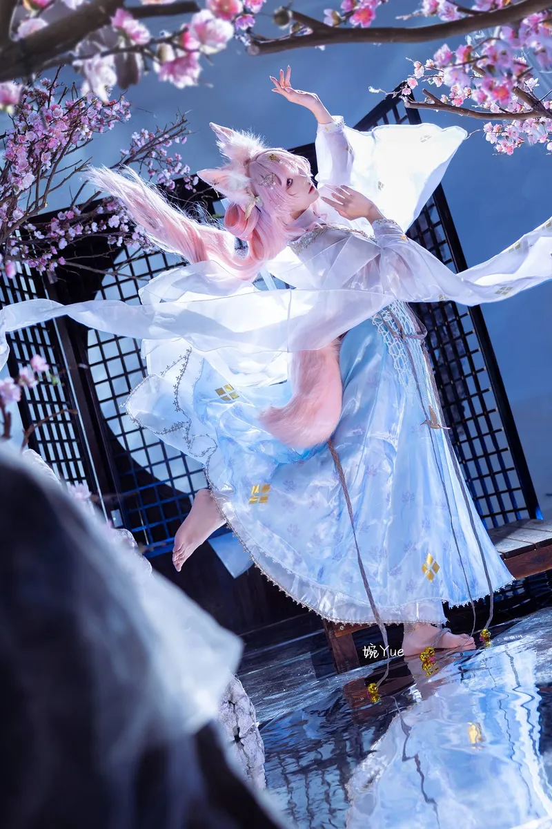 《明日方舟》鸿雪Cosplay展示