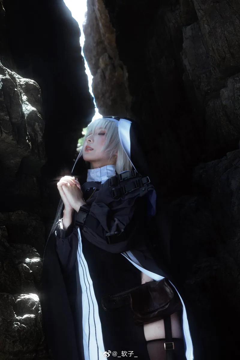 《明日方舟》幽灵鲨海边Cosplay展示-精美写真赏析