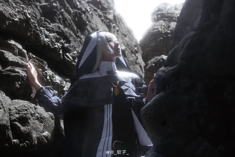 《明日方舟》幽灵鲨海边Cosplay展示