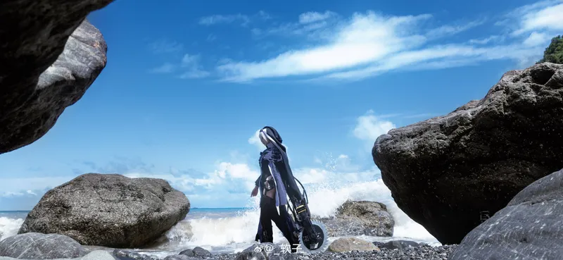 《明日方舟》幽灵鲨海边Cosplay展示