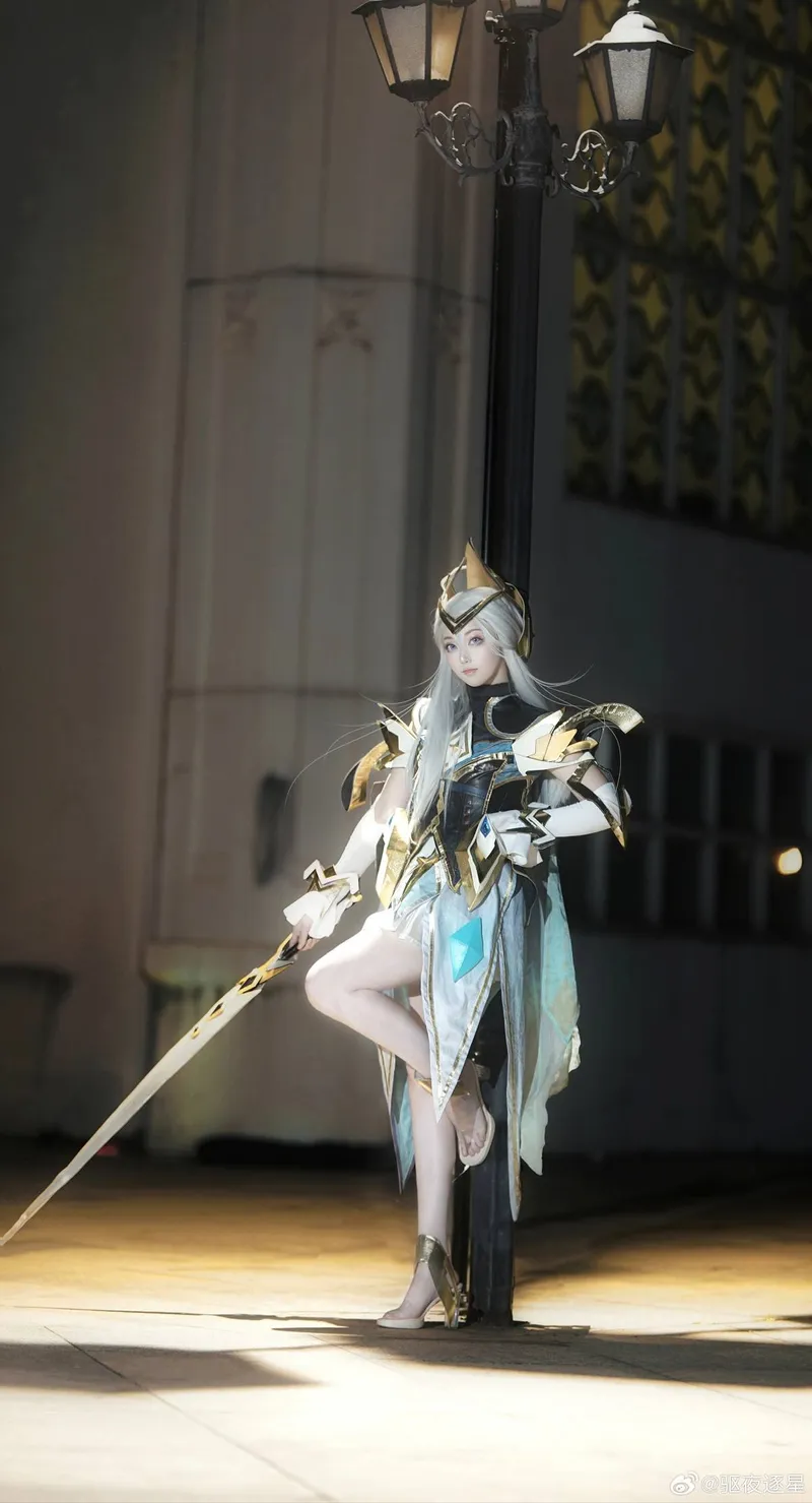 《王者荣耀》露娜cosplay-圣光降临场景灯光绝美