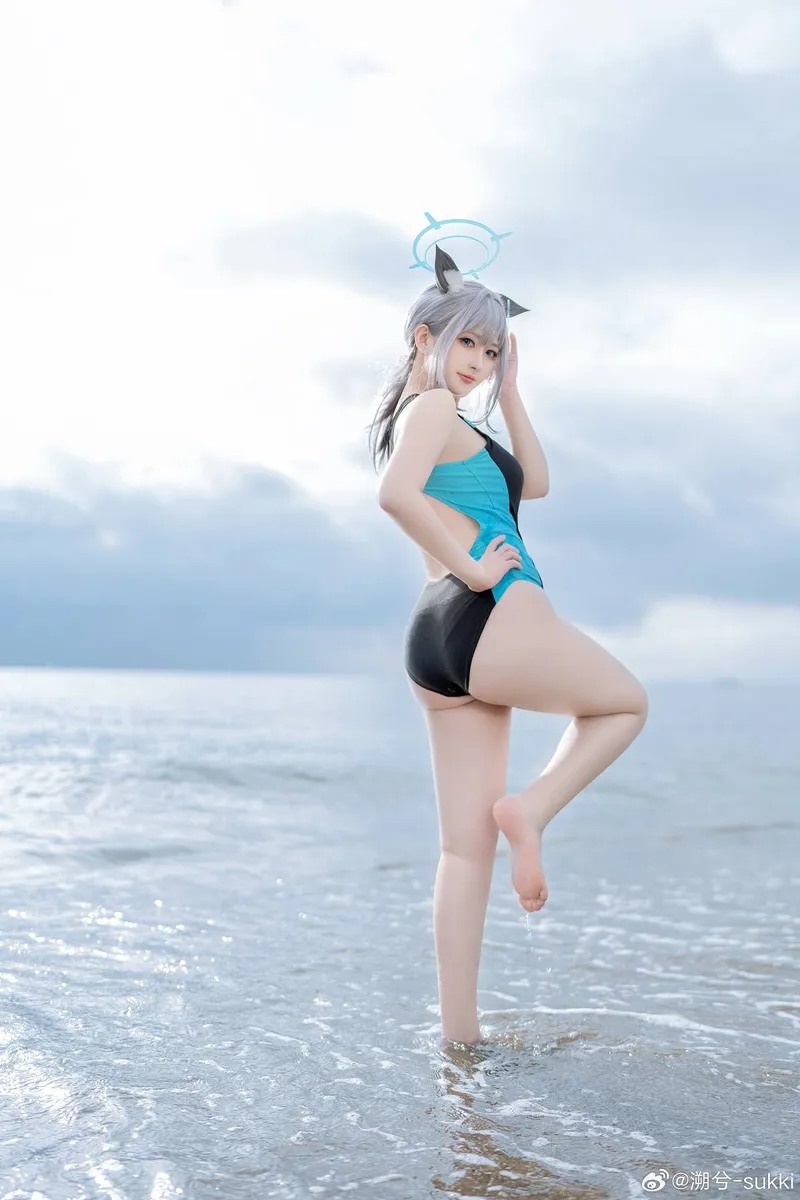《蔚蓝档案》砂狼白子泳装cosplay展示