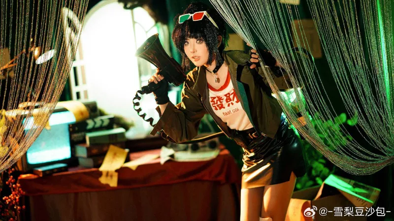 《重返未来1999》泥鯭的士cosplay展示