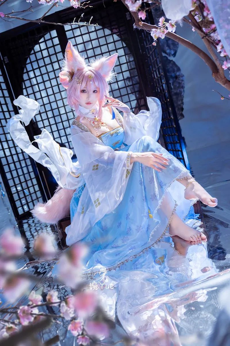 《明日方舟》鸿雪Cosplay展示