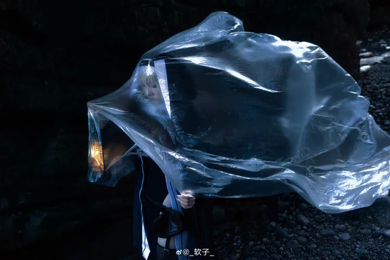 《明日方舟》幽灵鲨海边Cosplay展示