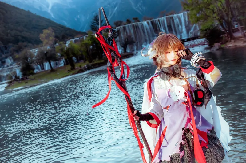 《明日方舟》艾雅法拉cosplay展示