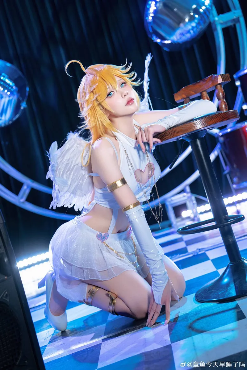 《吊带袜天使》cosplay展示-小笠原亚里沙灯光氛围感十足