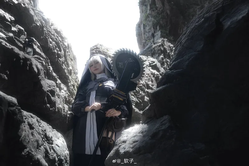 《明日方舟》幽灵鲨海边Cosplay展示