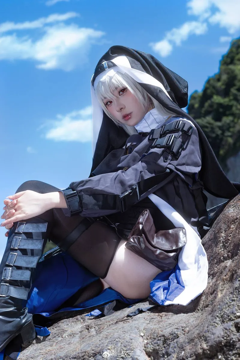 《明日方舟》幽灵鲨海边Cosplay展示