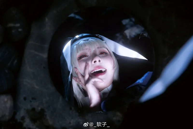 《明日方舟》幽灵鲨海边Cosplay展示