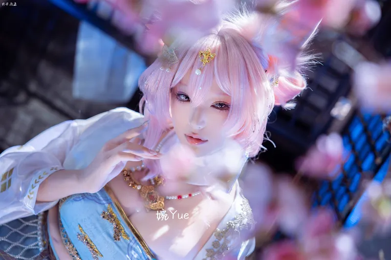 《明日方舟》鸿雪Cosplay展示