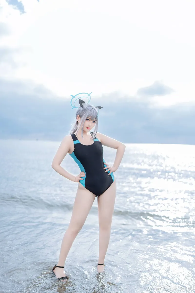 《蔚蓝档案》砂狼白子泳装cosplay展示