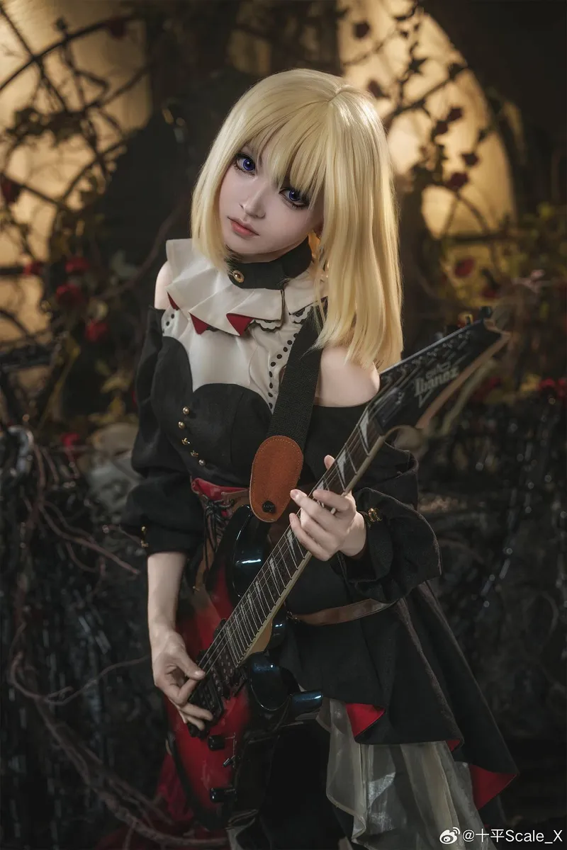 三角初华cosplay展示