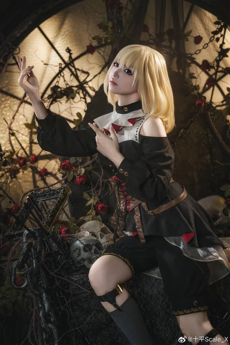 三角初华cosplay展示