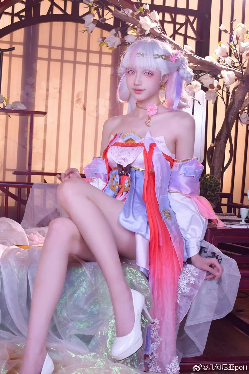 《鸣潮》今汐Cosplay展示