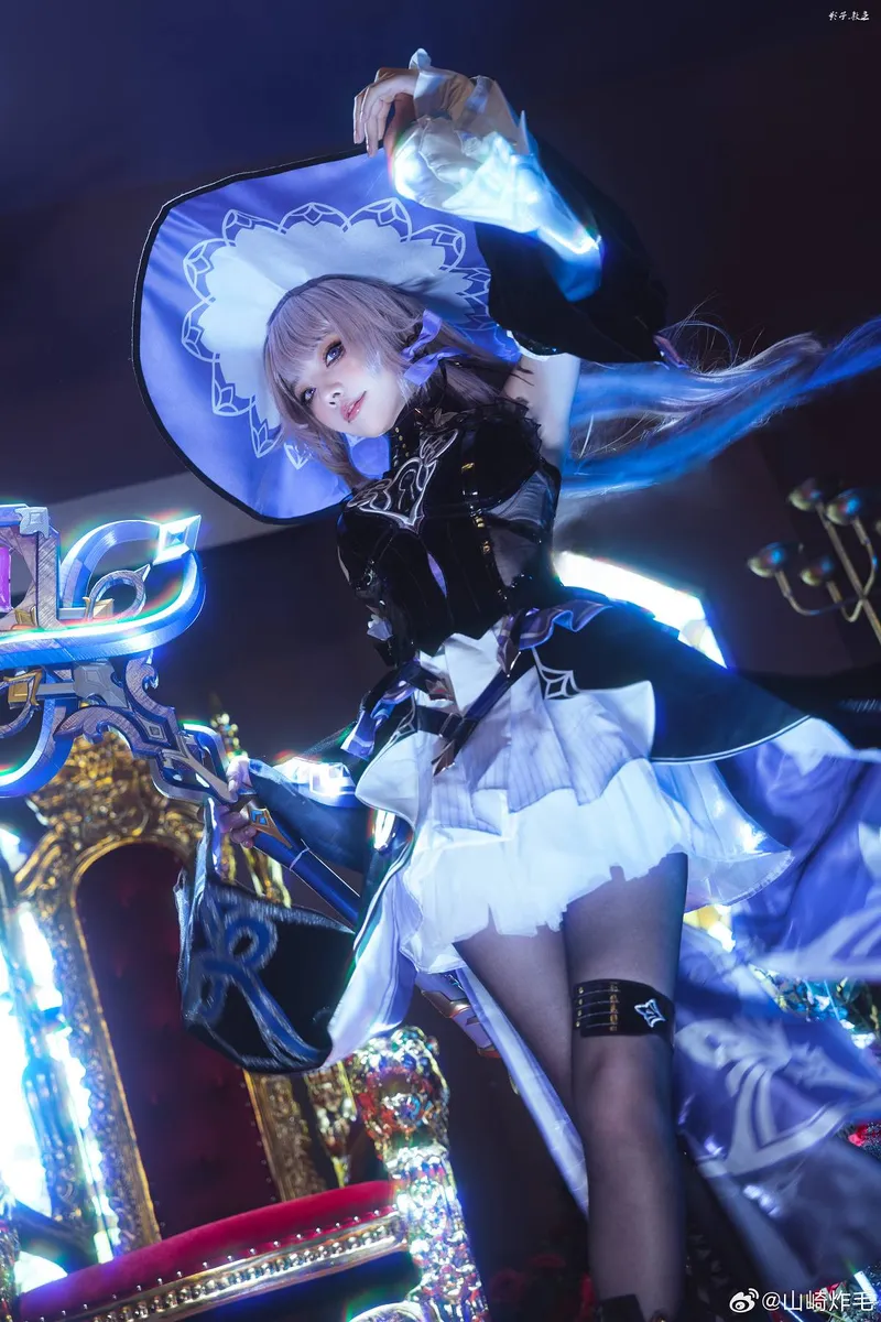 《崩坏星穹铁道》大黑塔cosplay展示