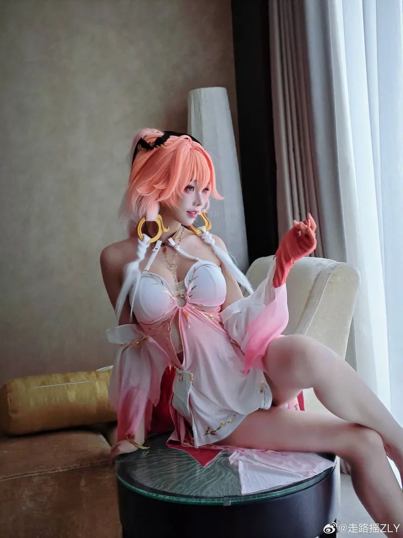 《鸣潮》长离泳装cosplay展示