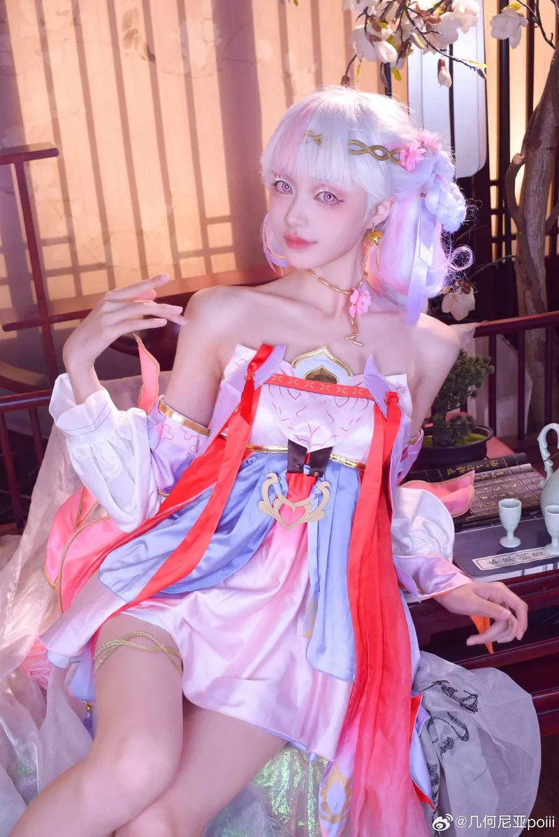 《鸣潮》今汐Cosplay展示