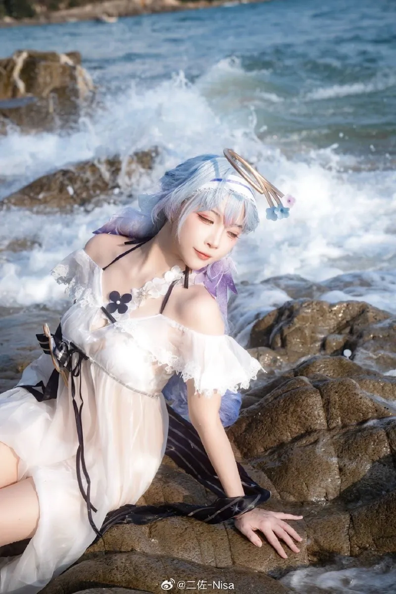 《崩坏星穹铁道》知更鸟cosplay-海边阳光下的精彩展现