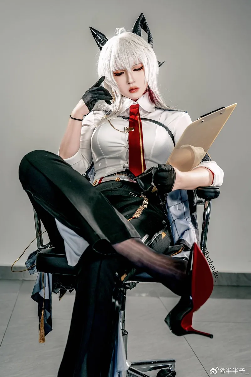 《鸣潮》赞妮COS展示