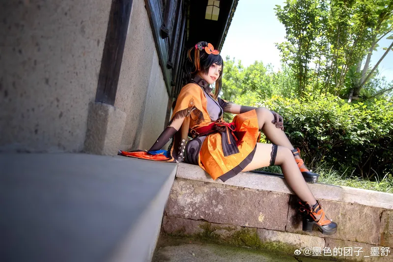 《原神》千织鸣雷裁锦师COS展示